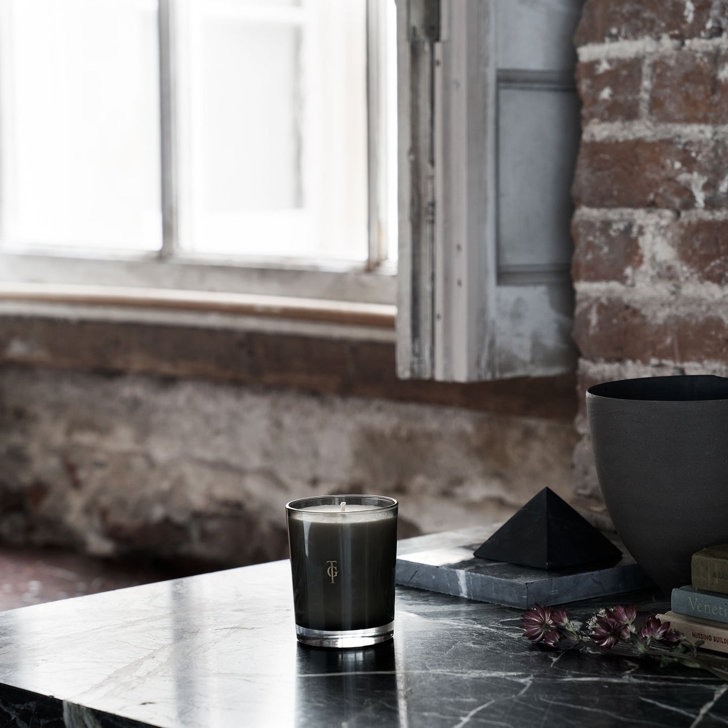 Classic Candle - Manor - Black Lily